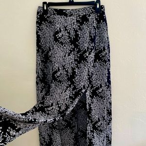 Long skirt with two slits